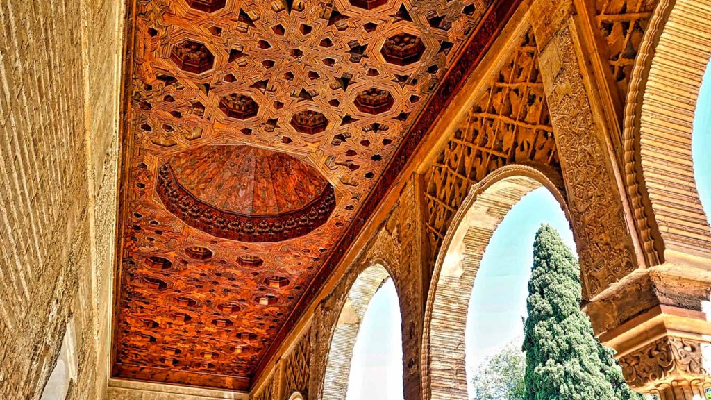 Uno de los cientos de tallados presentes en los techos de los pasillos de la Alhambra