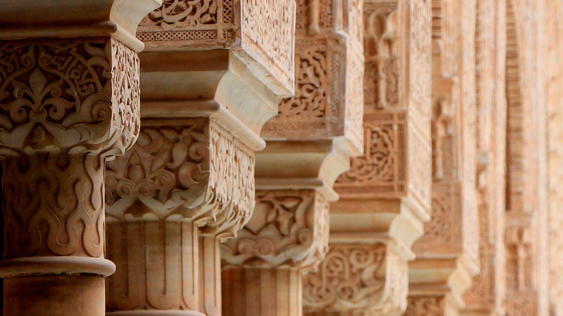 Columnas estilo jónico de los palacios Nazaríes de Granada