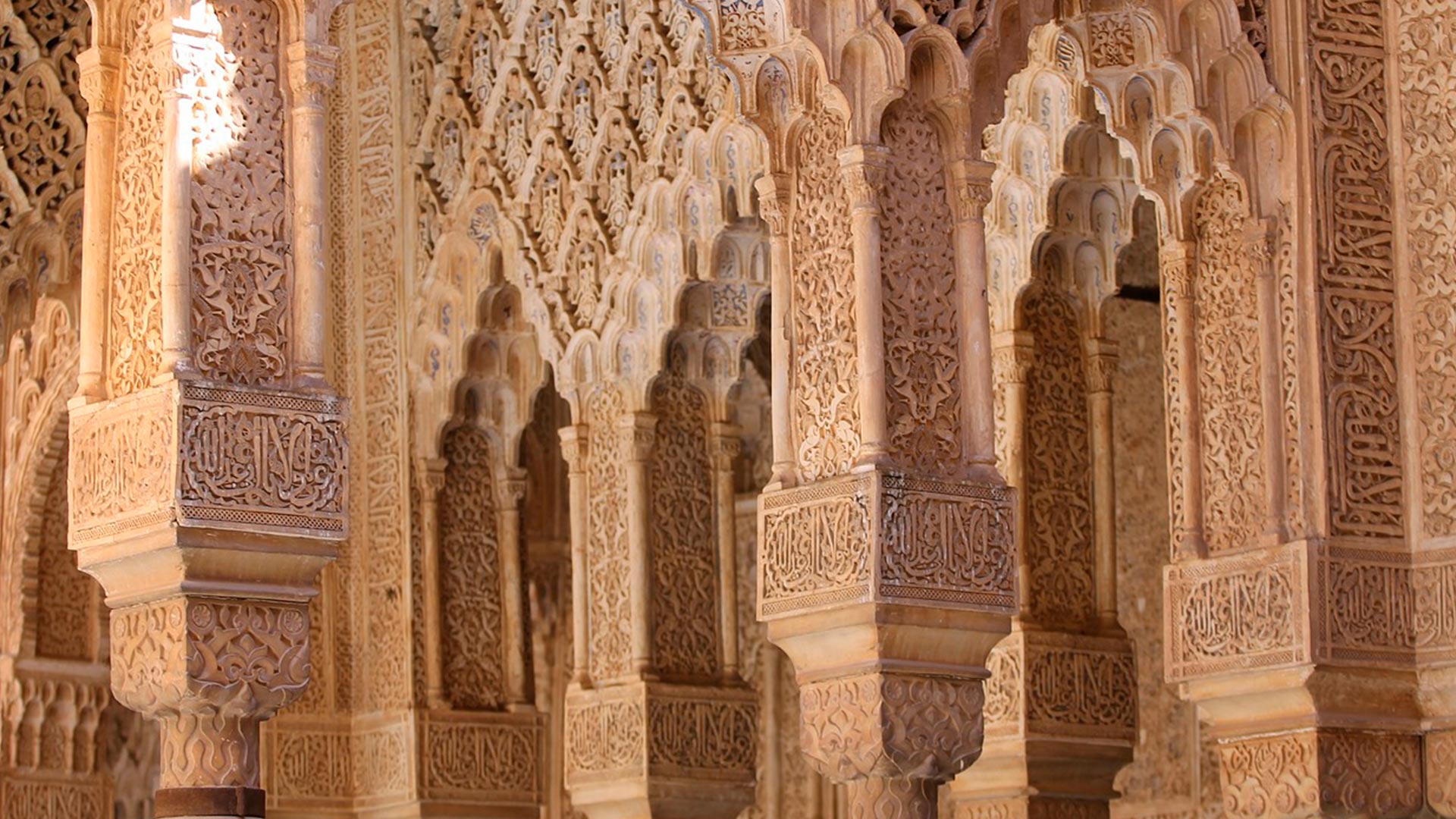 Decoraciones y tallados de yeso sobre las columnas y paredes de la Alhambra