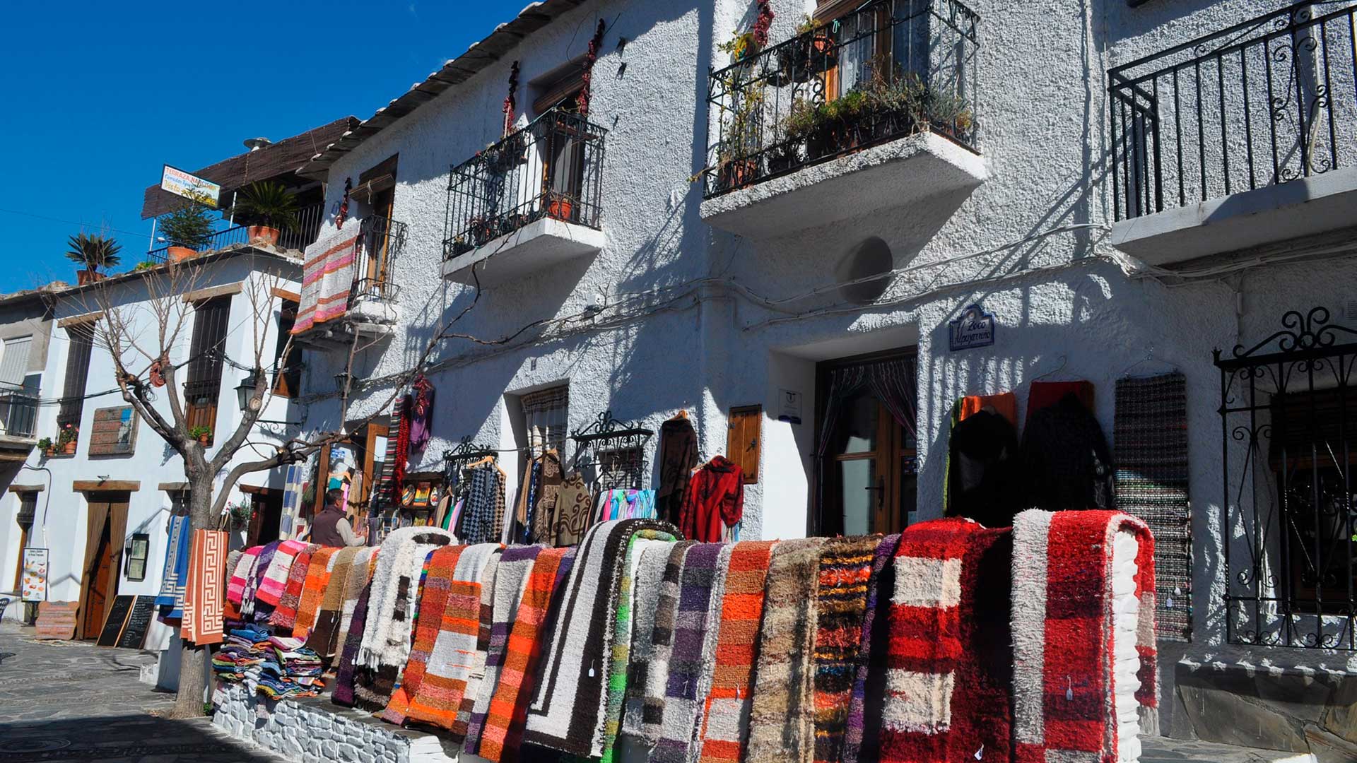 Una imagen de las fachadas blancas de varias casas de los característicos pueblos blancos de Andalucía