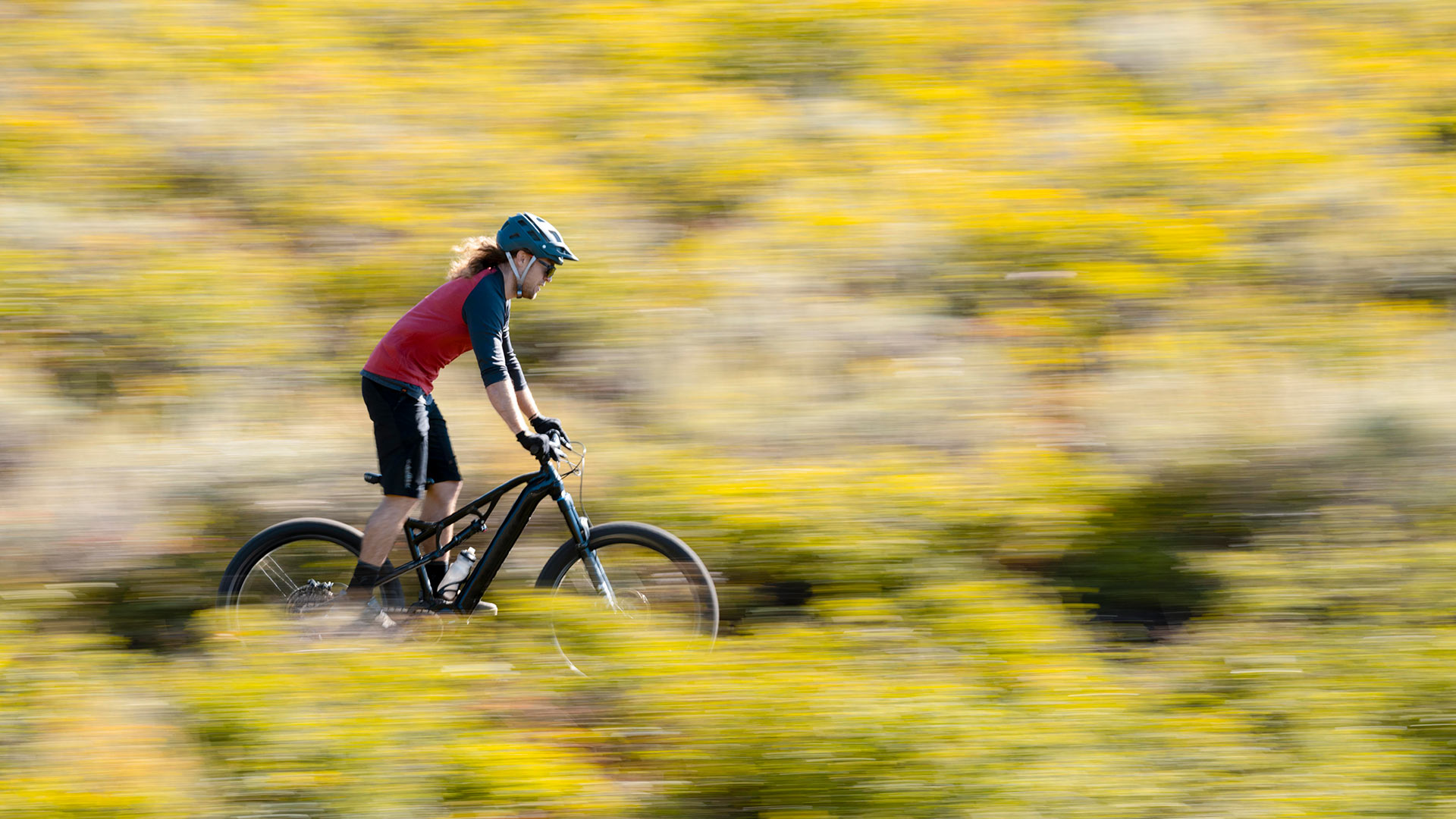 Una mujer conduciendo una bicicleta increíblemente rápido durante su ruta de ciclismo