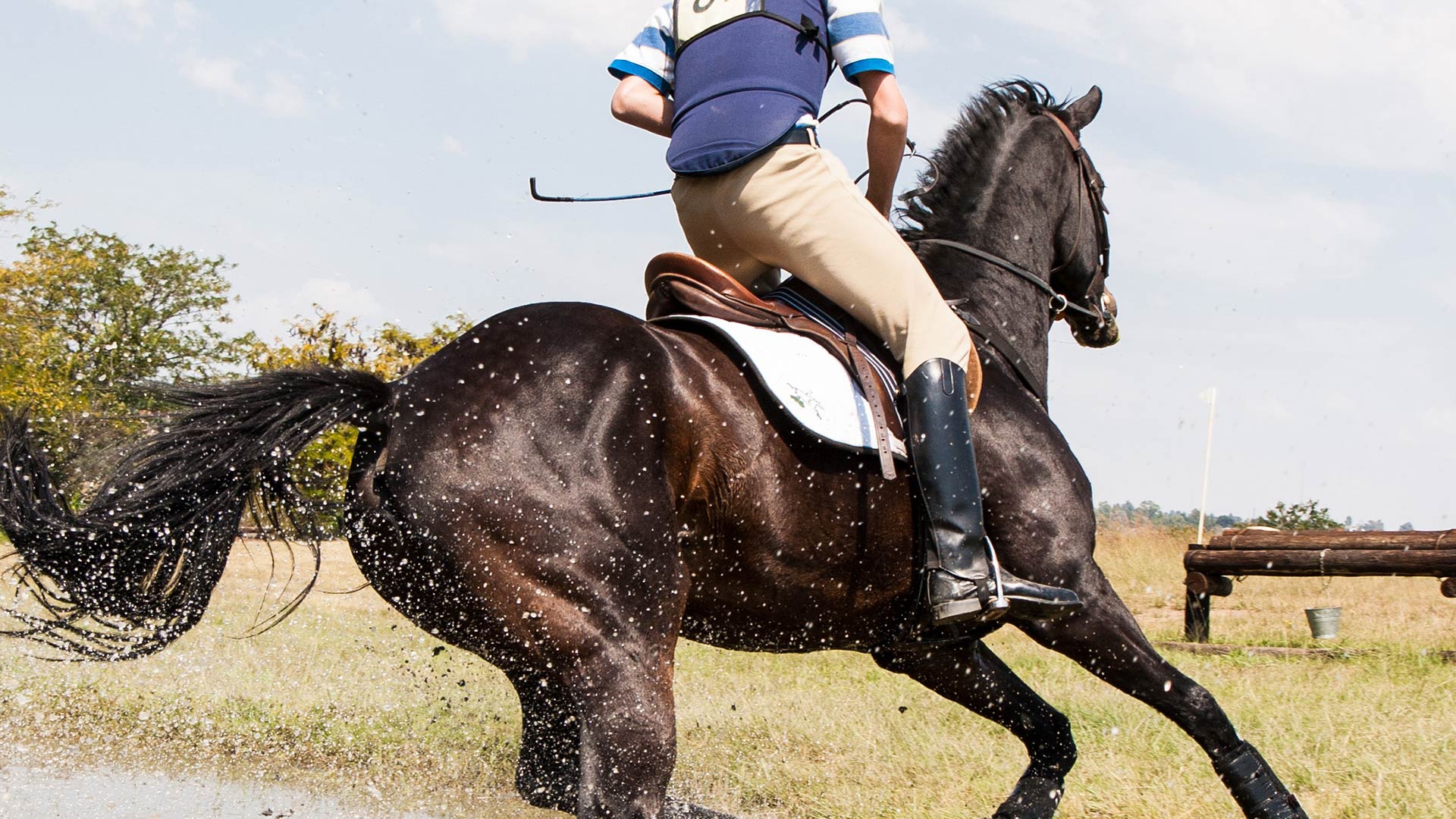 Una persona disfrutando de la actividad de montar a caballo  a gran velocidad en Almería