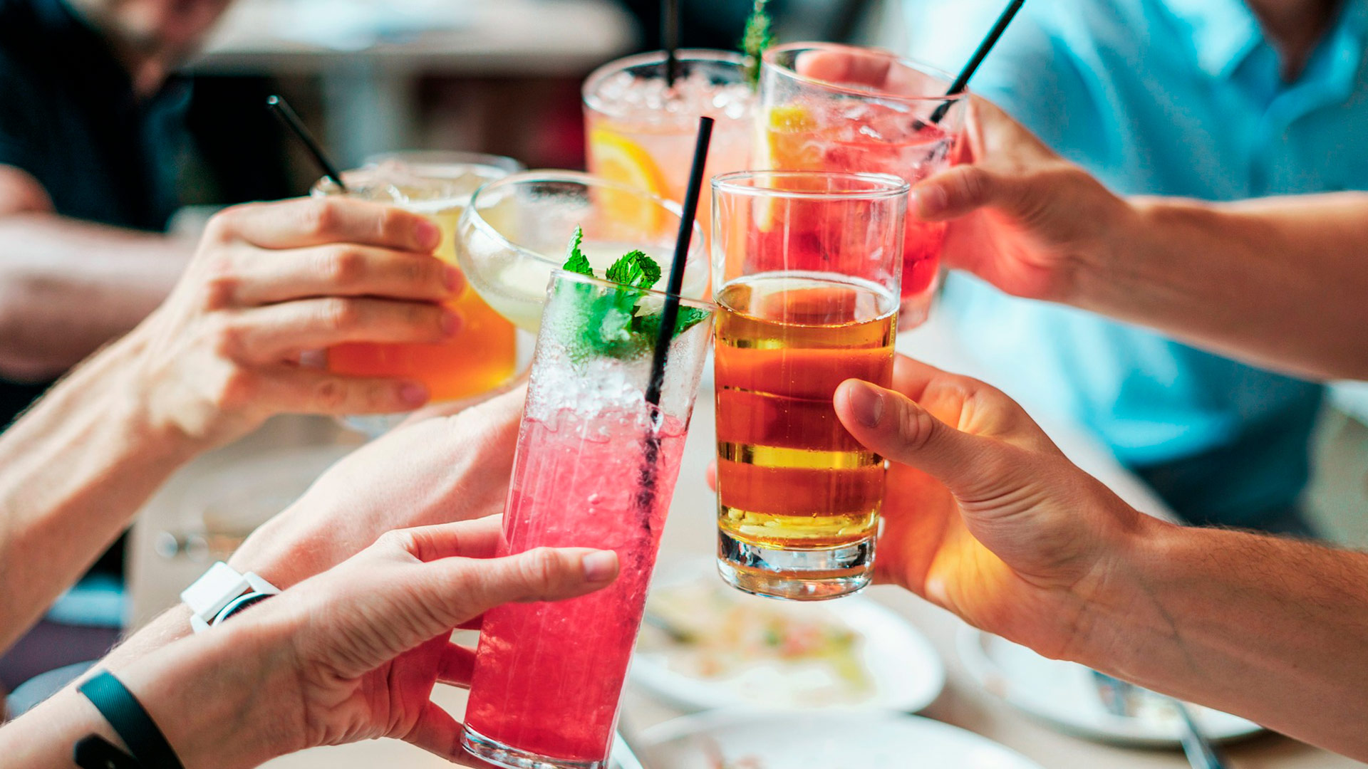 Un grupo de amigos tomándose unas copas y refrescos en bares y pubs en San José