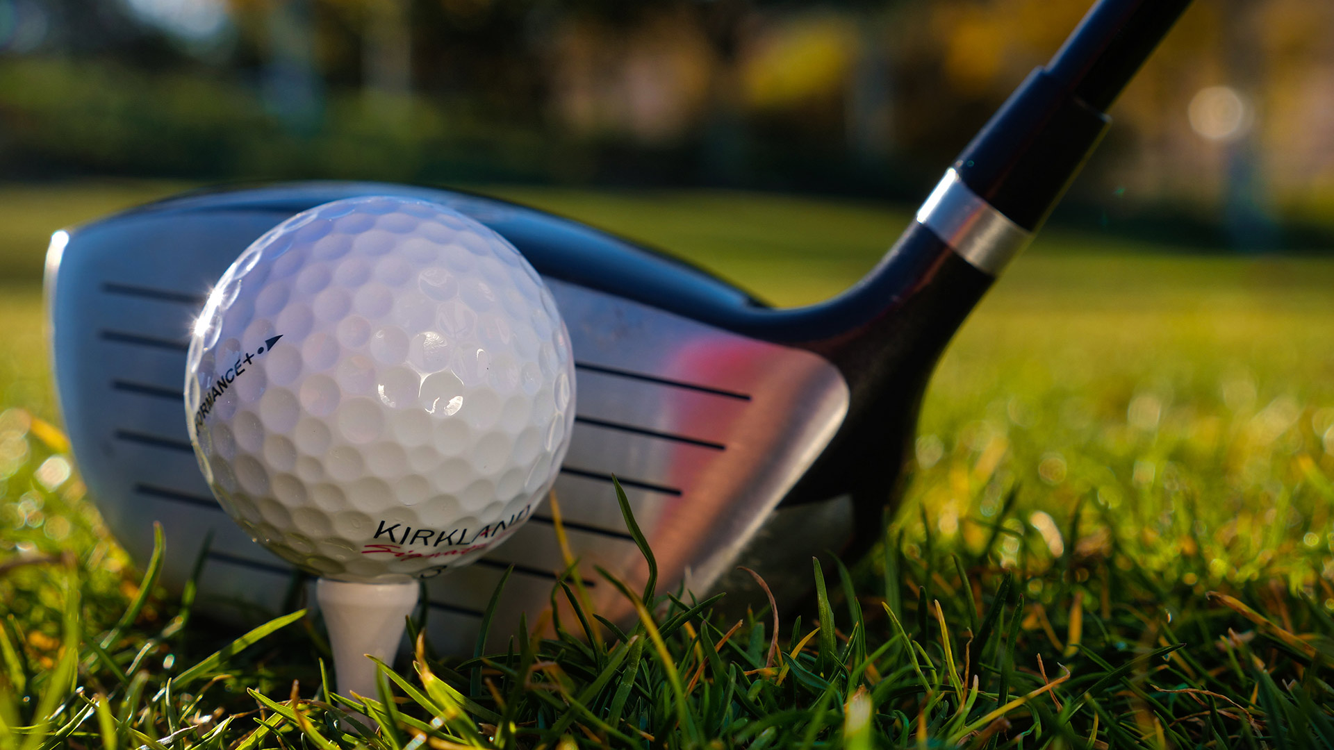 Un palo de golf tocando una bola de golf 